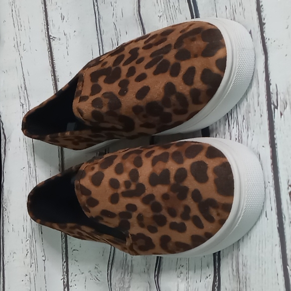 NEW leopard sneakers size 9 good for wide width - Picture 5 of 7